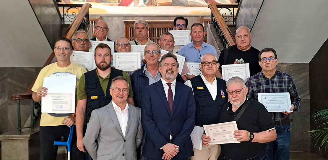 Diplomas en reconocimiento a la labor de los radioaficionados más veteranos de la Red Nacional de Radio de Emergencias (REMER) en Almería.